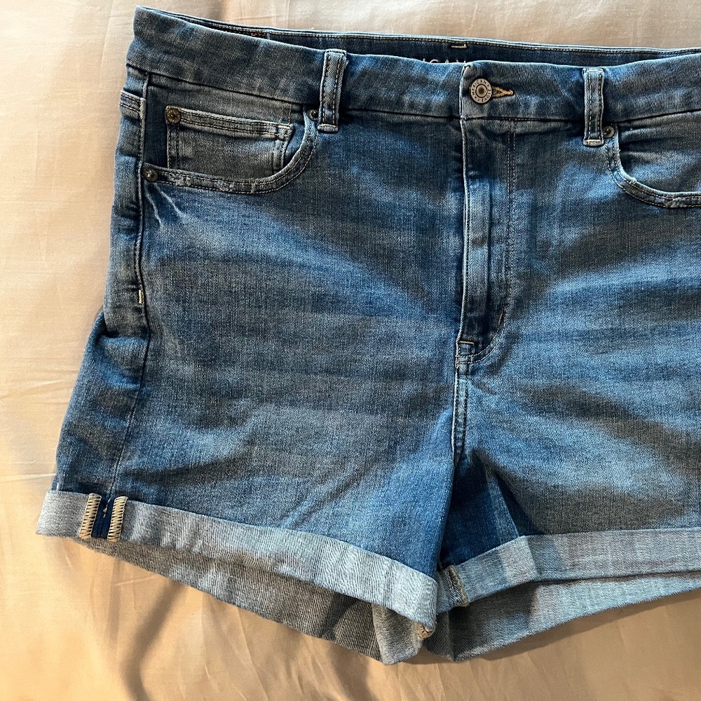 American Eagle stretch high waist jean shorts cuffed hem — size 14